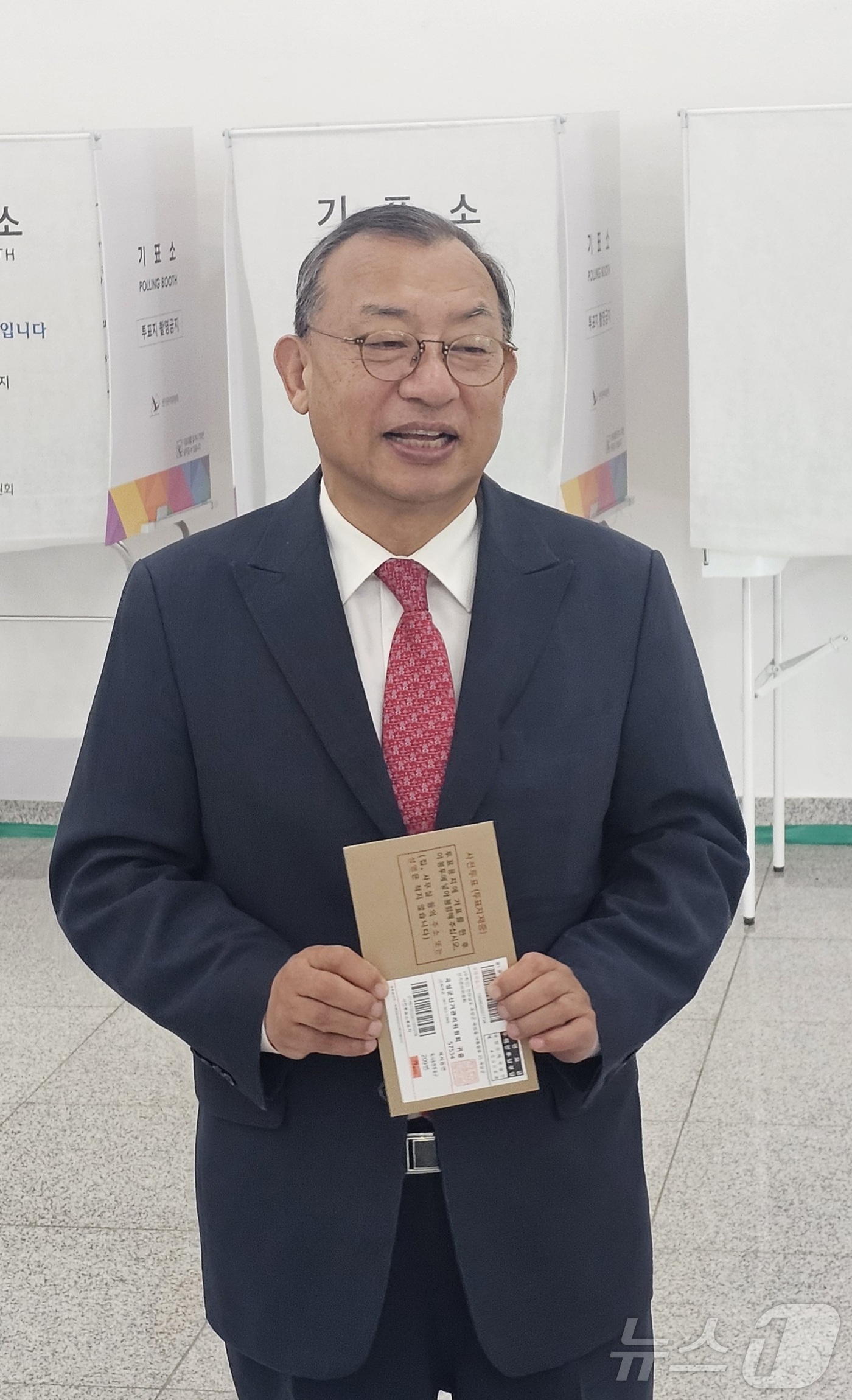 (광주=뉴스1) 전원 기자 = 이정현 전남광주통합특별시장 후보가 29일 오전 9시 30분에 북구 용봉동투표소에서 사전투표를 하고 있다(국민의힘 광주시당 제공. 재판매 및 DB금지) …