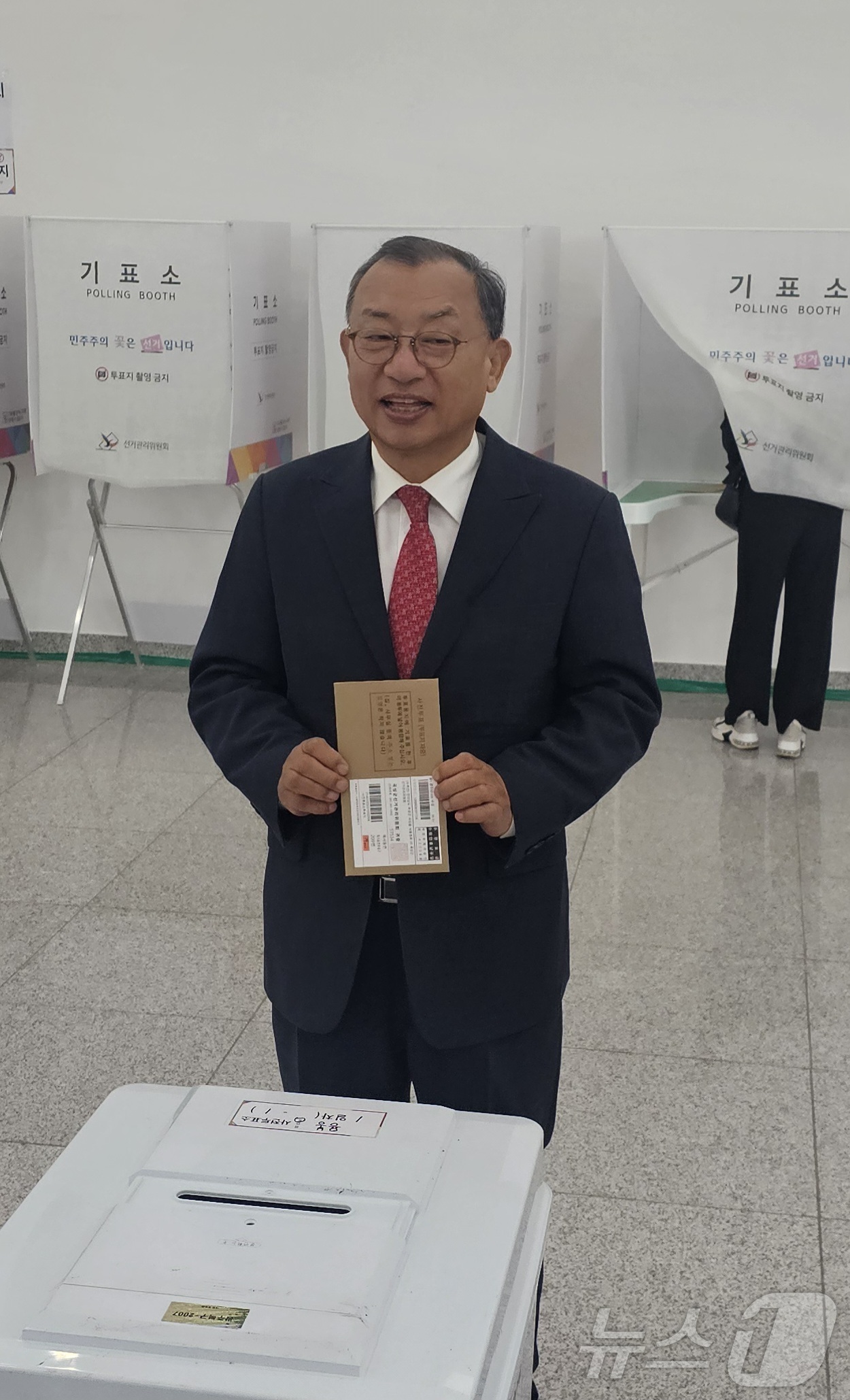 (광주=뉴스1) 전원 기자 = 이정현 전남광주통합특별시장 후보가 29일 오전 9시 30분에 북구 용봉동투표소에서 사전투표를 하고 있다(국민의힘 광주시당 제공. 재판매 및 DB금지) …