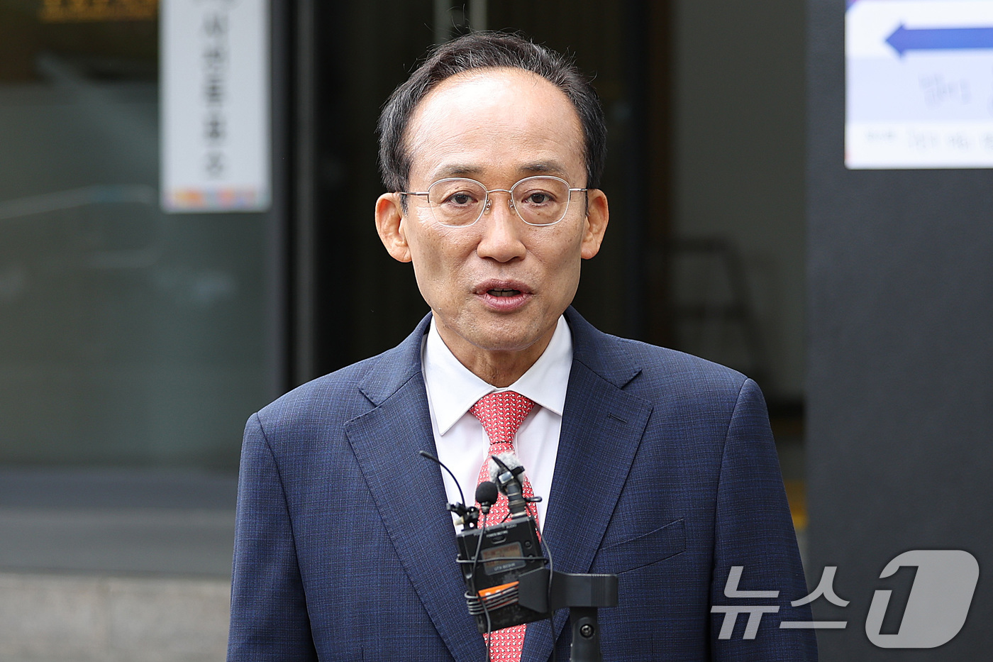 (대구=뉴스1) 공정식 기자 = 추경호 국민의힘 대구시장 후보가 제9회 전국동시지방선거 사전투표 첫날인 29일 오전 대구 수성구 수성구의회에 마련된 범어1동 사전투표소에서 투표를 …