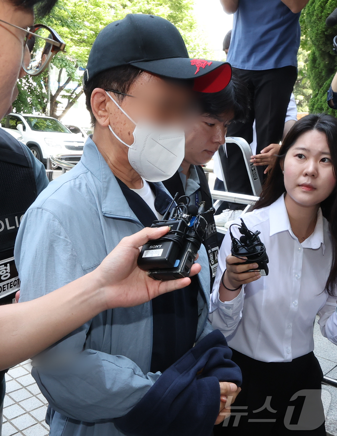 (서울=뉴스1) 김진환 기자 = 살인미수 및 특수상해 혐의를 받는 60대 남성 A씨가 29일 오전 서울 양천구 서울남부지법에서 열린 구속 전 피의자 심문(영장실질심사)에 출석하고 …
