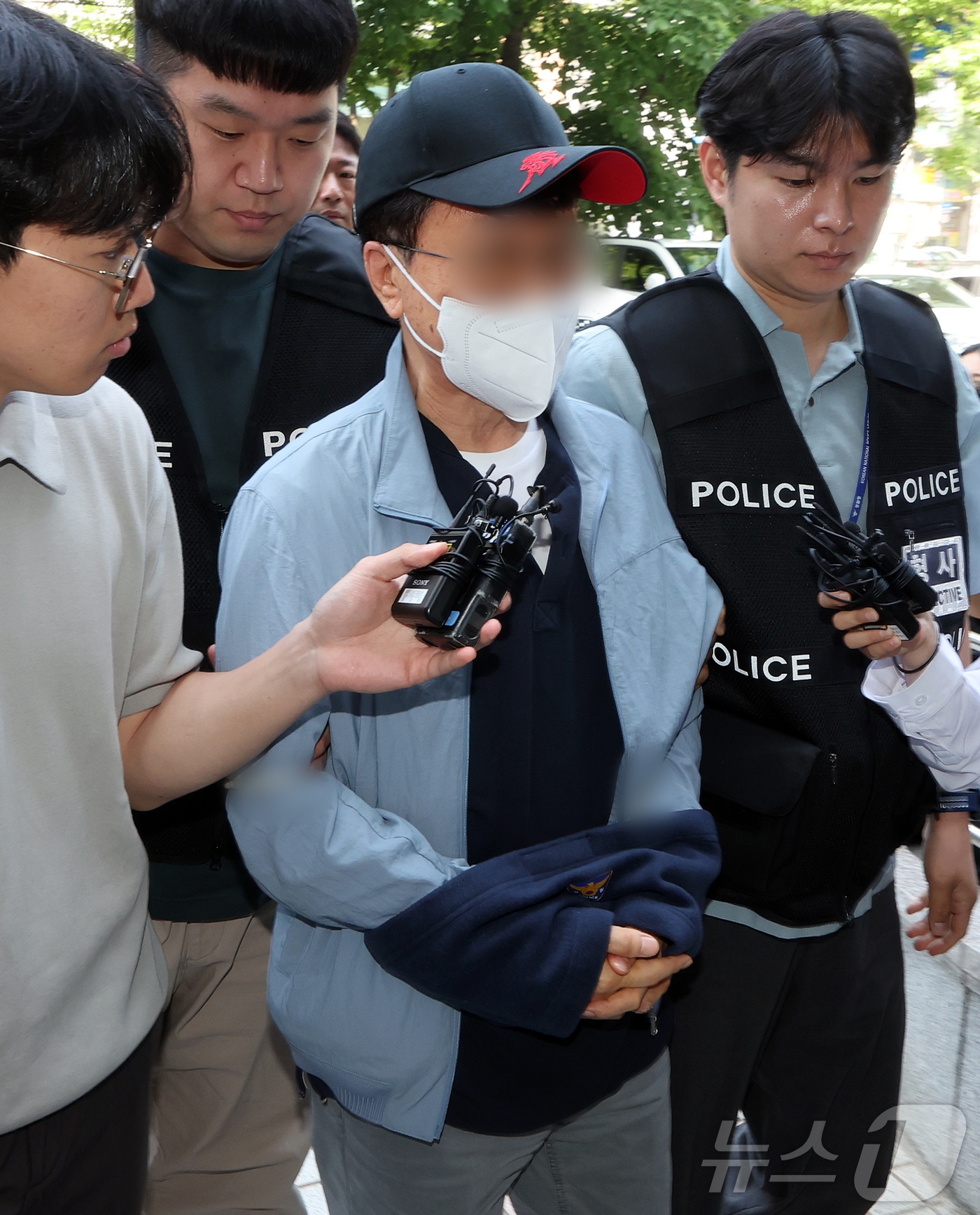 (서울=뉴스1) 김진환 기자 = 살인미수 및 특수상해 혐의를 받는 60대 남성 A씨가 29일 오전 서울 양천구 서울남부지법에서 열린 구속 전 피의자 심문(영장실질심사)에 출석하고 …