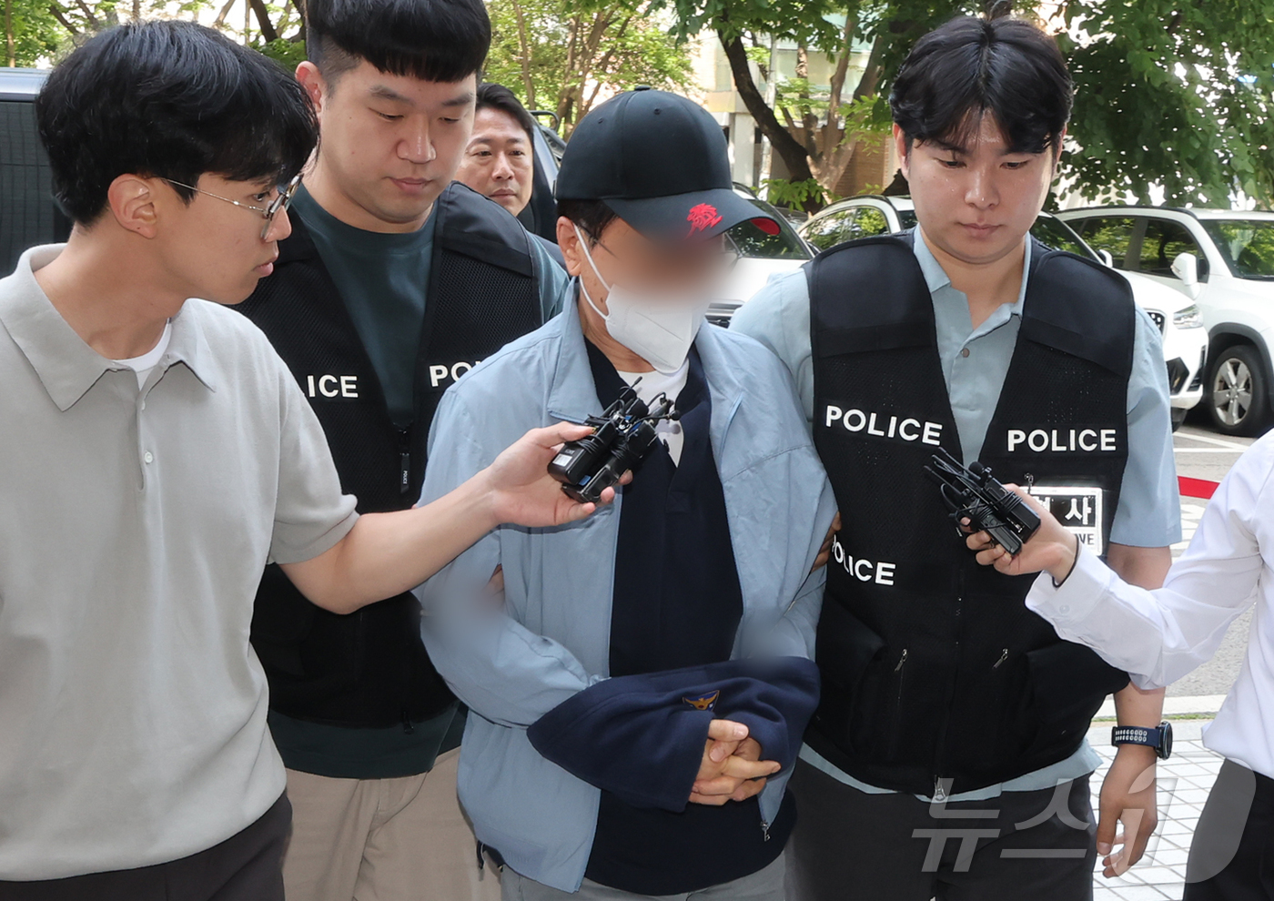 (서울=뉴스1) 김진환 기자 = 살인미수 및 특수상해 혐의를 받는 60대 남성 A씨가 29일 오전 서울 양천구 서울남부지법에서 열린 구속 전 피의자 심문(영장실질심사)에 출석하고 …