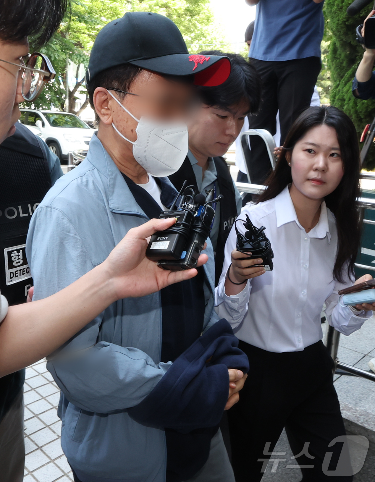 (서울=뉴스1) 김진환 기자 = 살인미수 및 특수상해 혐의를 받는 60대 남성 A씨가 29일 오전 서울 양천구 서울남부지법에서 열린 구속 전 피의자 심문(영장실질심사)에 출석하고 …