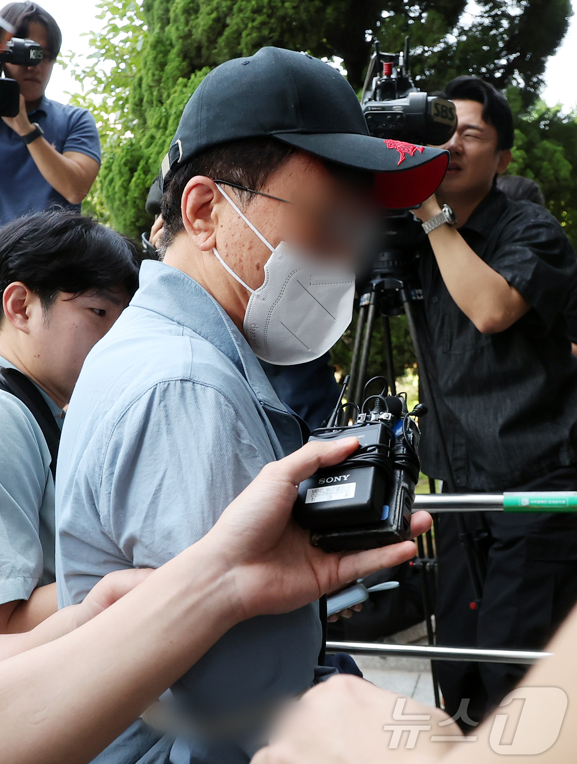 (서울=뉴스1) 김진환 기자 = 살인미수 및 특수상해 혐의를 받는 60대 남성 A씨가 29일 오전 서울 양천구 서울남부지법에서 열린 구속 전 피의자 심문(영장실질심사)에 출석하고 …