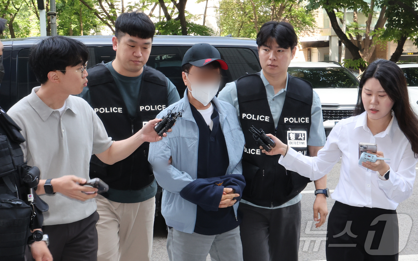 (서울=뉴스1) 김진환 기자 = 살인미수 및 특수상해 혐의를 받는 60대 남성 A씨가 29일 오전 서울 양천구 서울남부지법에서 열린 구속 전 피의자 심문(영장실질심사)에 출석하고 …