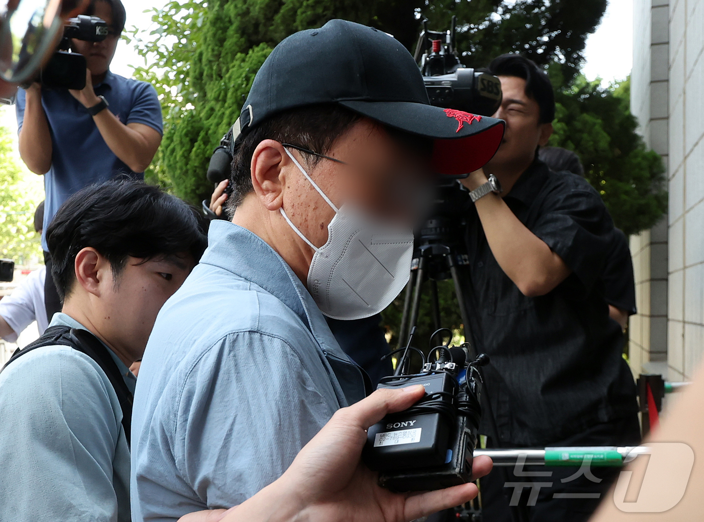 (서울=뉴스1) 김진환 기자 = 살인미수 및 특수상해 혐의를 받는 60대 남성 A씨가 29일 오전 서울 양천구 서울남부지법에서 열린 구속 전 피의자 심문(영장실질심사)에 출석하고 …