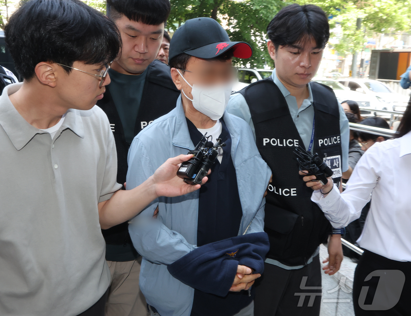 (서울=뉴스1) 김진환 기자 = 살인미수 및 특수상해 혐의를 받는 60대 남성 A씨가 29일 오전 서울 양천구 서울남부지법에서 열린 구속 전 피의자 심문(영장실질심사)에 출석하고 …