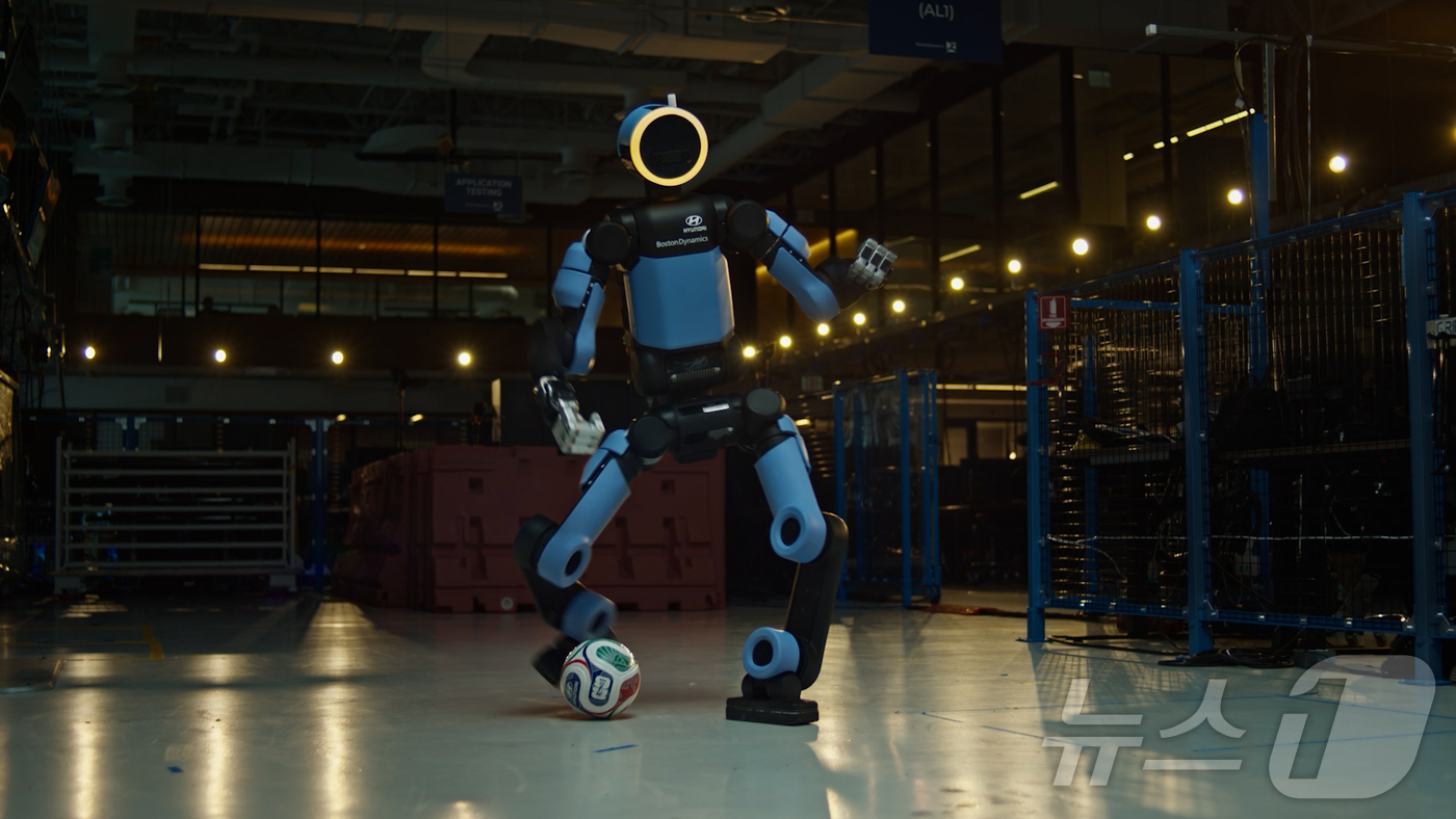 (서울=뉴스1) = 현대자동차는 다가오는 'FIFA 월드컵 2026™'의 공식 파트너로서 보스턴다이나믹스의 휴머노이드 로봇 '아틀라스'가 축구 동작 학습을 통해 로보틱스 기술을 고 …