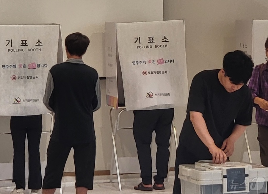 (원주=뉴스1) 신관호 기자 = 제9회 전국동시지방선거의 사전투표가 시작 29일 오전 강원 원주시 지정면 원주기업도시의 서부권 생활문화센터 내 사전투표소에서 유권자들이 소중한 한 …