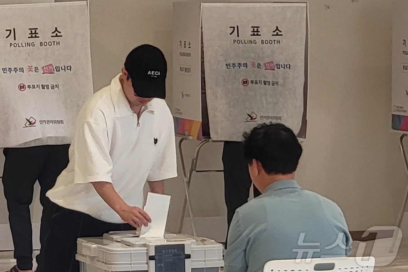 (원주=뉴스1) 신관호 기자 = 제9회 전국동시지방선거의 사전투표가 시작 29일 오전 강원 원주시 지정면 원주기업도시의 서부권 생활문화센터 내 사전투표소에서 유권자들이 소중한 한 …