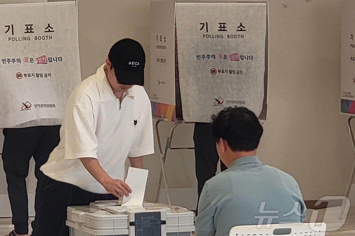 본문 이미지 - 제9회 전국동시지방선거의 사전투표 첫 날인 지난 29일 오전 강원 원주시 지정면 원주기업도시의 서부권 생활문화센터 내 사전투표소. 2026.5.29 ⓒ 뉴스1 신관호 기자