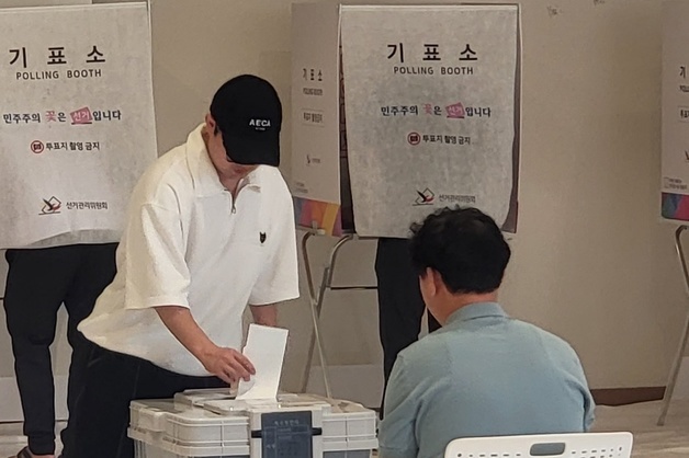 "신중하게"…소중한 한 표 행사하는 원주 유권자들