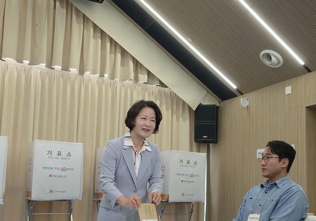 추미애 "국가 정상화 염원하는 한 표를"…사전투표 첫날 수원서 투표