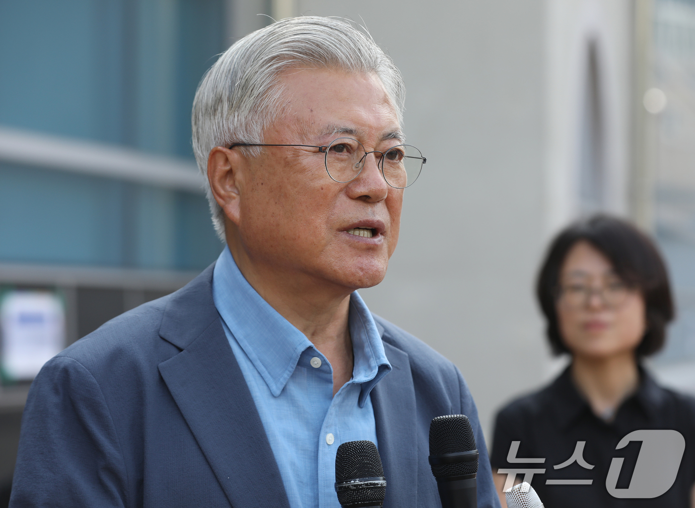 (양산=뉴스1) 윤일지 기자 = 문재인 전 대통령이 6·3 지방선거 및 국회의원 재보궐선거 사전투표 첫날인 29일 오전 경남 양산 하북면주민자치센터에 마련된 사전투표소에서 투표를 …