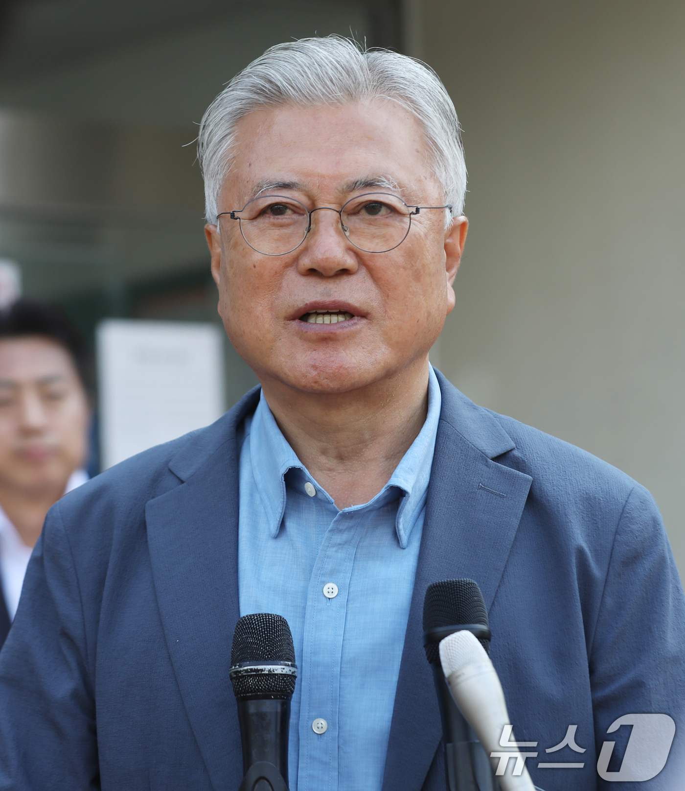 (양산=뉴스1) 윤일지 기자 = 문재인 전 대통령이 6·3 지방선거 및 국회의원 재보궐선거 사전투표 첫날인 29일 오전 경남 양산 하북면주민자치센터에 마련된 사전투표소에서 투표를 …