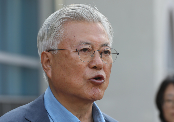 '판문점서 김정은에 USB 전달' 문재인 상대 손배소, 항소심도 기각