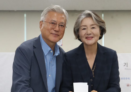 문재인 전 대통령, 양산서 사전투표…"변화없는 영남 정치 바뀌길"