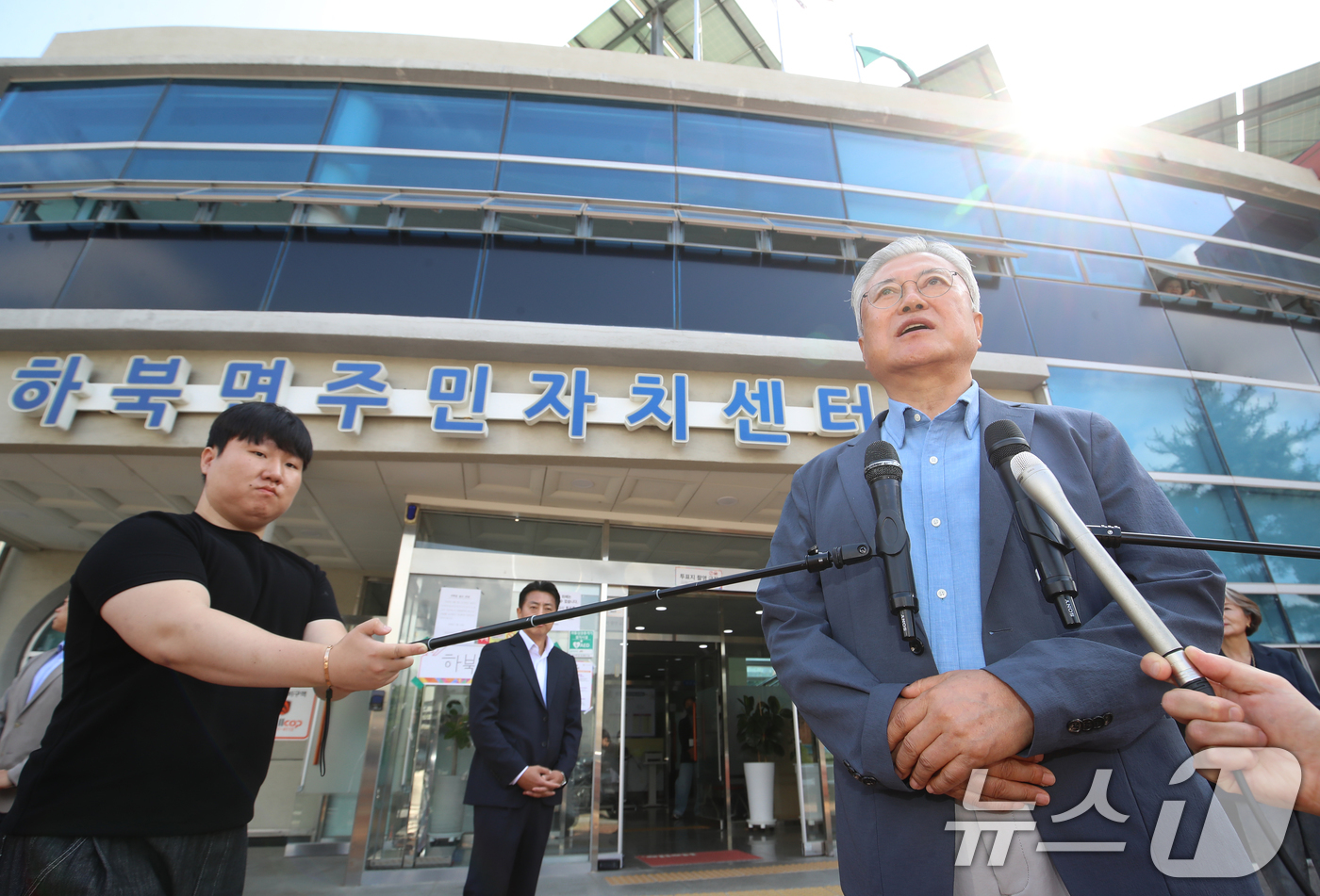 (양산=뉴스1) 윤일지 기자 = 문재인 전 대통령이 6·3 지방선거 및 국회의원 재보궐선거 사전투표 첫날인 29일 오전 경남 양산 하북면주민자치센터에 마련된 사전투표소에서 투표를 …