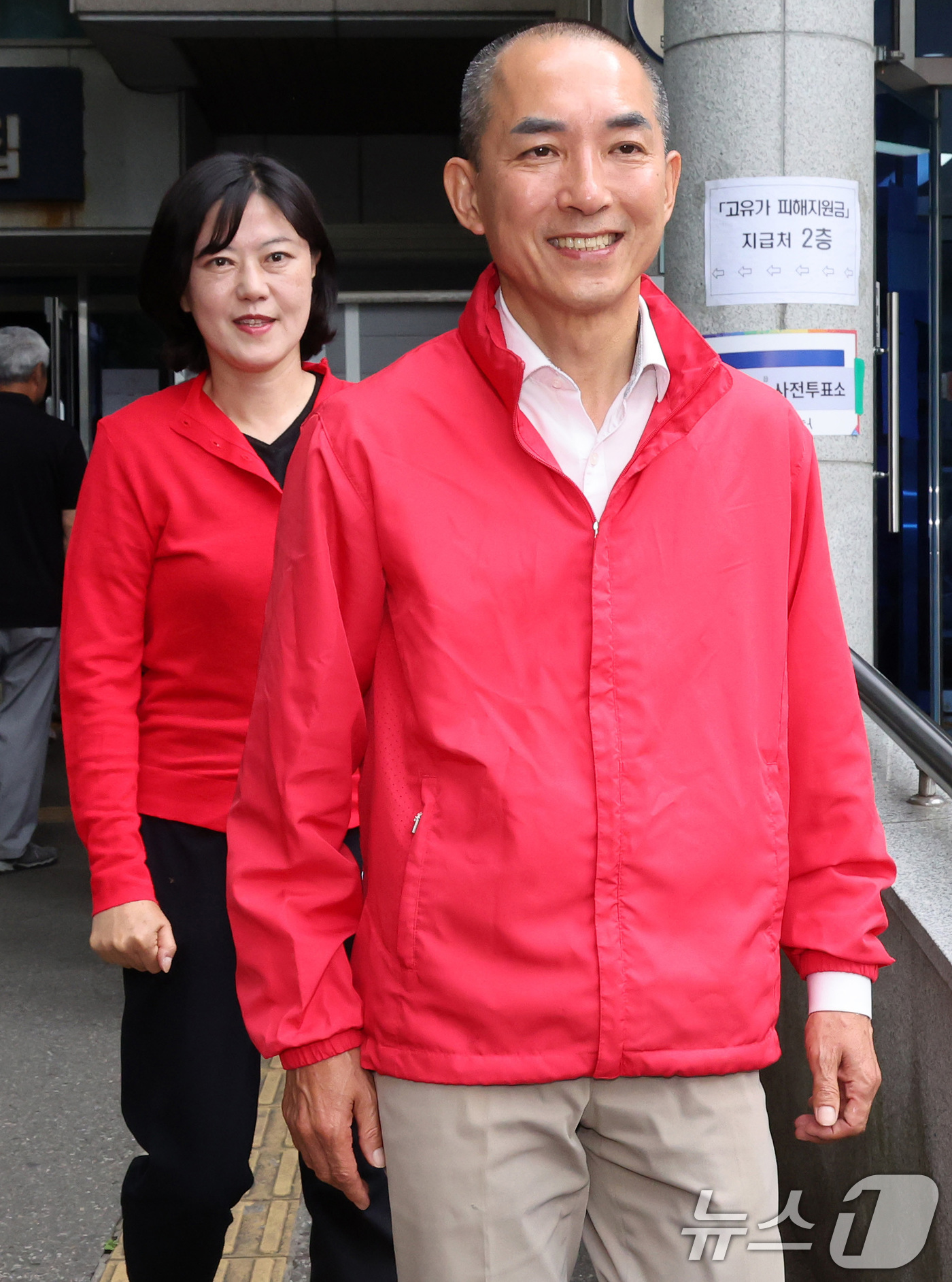 (부산=뉴스1) 윤일지 기자 = 박민식 국민의힘 부산 북구갑 국회의원 후보와 아내 배정혜 씨가 6·3 지방선거 및 국회의원 재보궐선거 사전투표 첫날인 29일 오전 부산 북구 만덕제 …