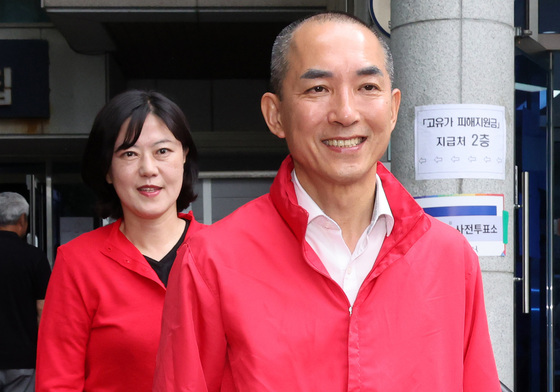 사전투표 마친 박민식 후보와 아내 배정혜 씨