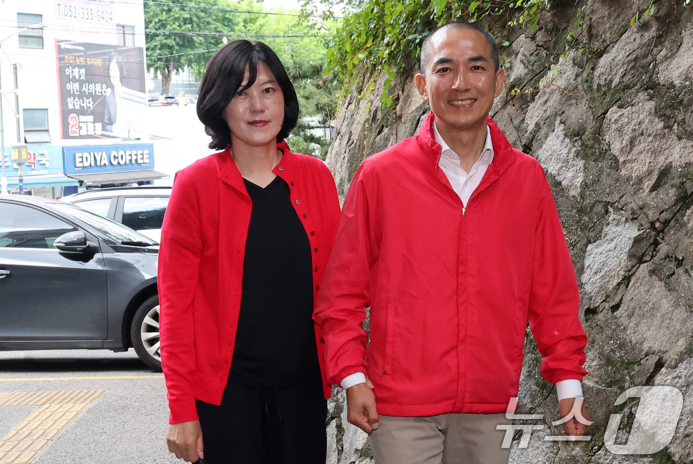 (부산=뉴스1) 윤일지 기자 = 박민식 국민의힘 부산 북구갑 국회의원 후보와 아내 배정혜 씨가 6·3 지방선거 및 국회의원 재보궐선거 사전투표 첫날인 29일 오전 부산 북구 만덕제 …