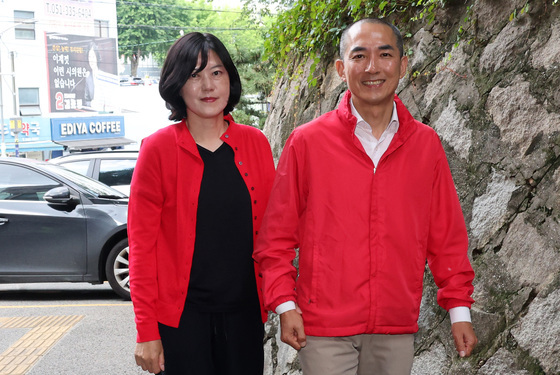 사전투표소 들어서는 박민식 후보와 아내 배정혜 씨
