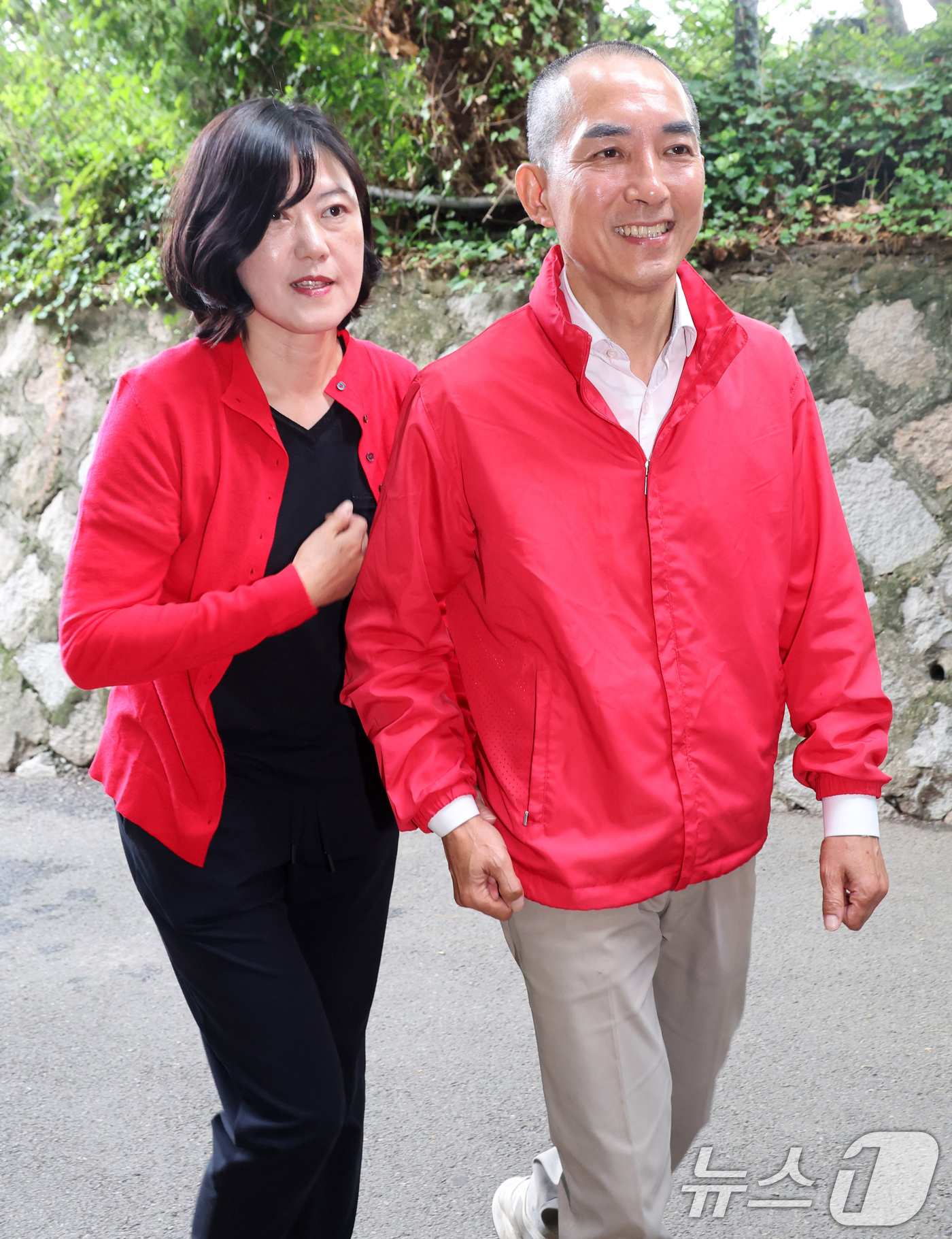 (부산=뉴스1) 윤일지 기자 = 박민식 국민의힘 부산 북구갑 국회의원 후보와 아내 배정혜 씨가 6·3 지방선거 및 국회의원 재보궐선거 사전투표 첫날인 29일 오전 부산 북구 만덕제 …