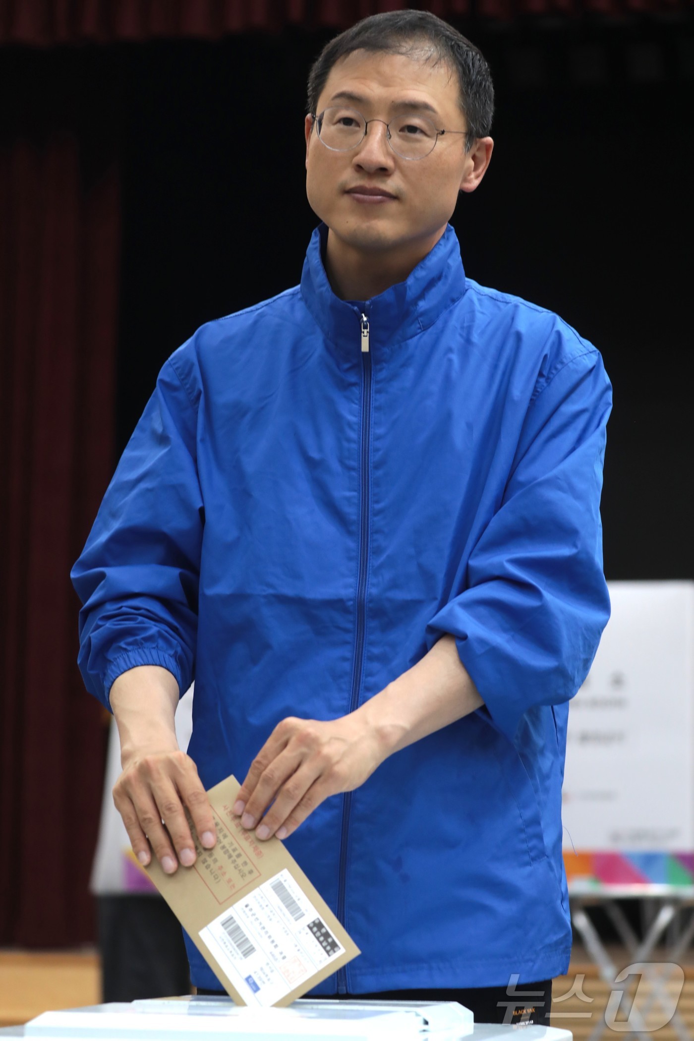 (울산=뉴스1) 김세은 기자 = 김상욱 더불어민주당 울산시장 후보가 29일 울산 남구청에 마련된 사전투표소를 찾아 투표함에 투표용지를 넣고 있다. 2026.5.29/뉴스1