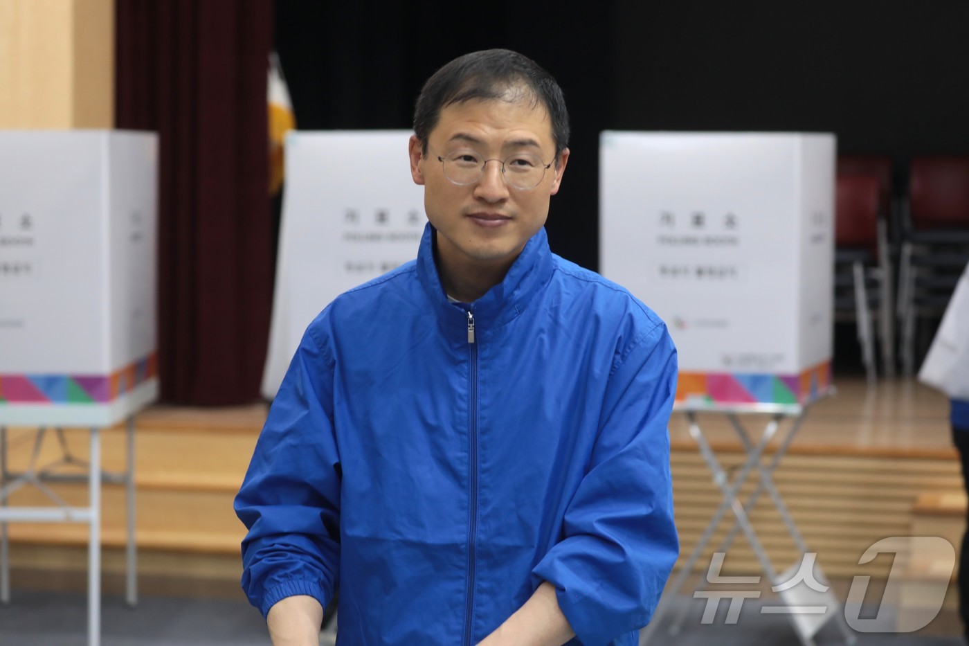(울산=뉴스1) 김세은 기자 = 김상욱 더불어민주당 울산시장 후보가 29일 울산 남구청에 마련된 사전투표소를 찾아 투표함에 투표용지를 넣고 있다. 2026.5.29/뉴스1