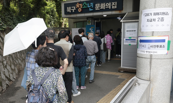 사전투표 기다리는 유권자들