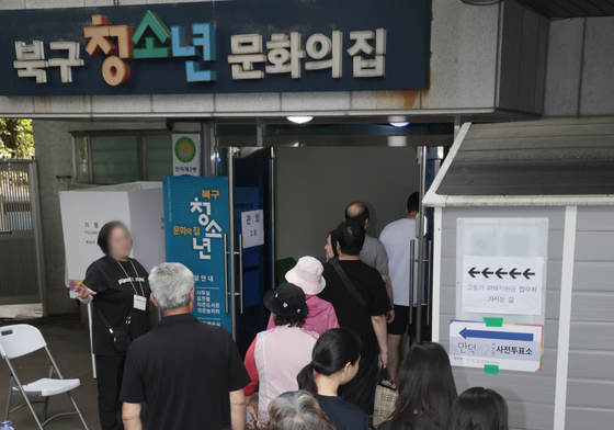 사전투표 기다리는 유권자들