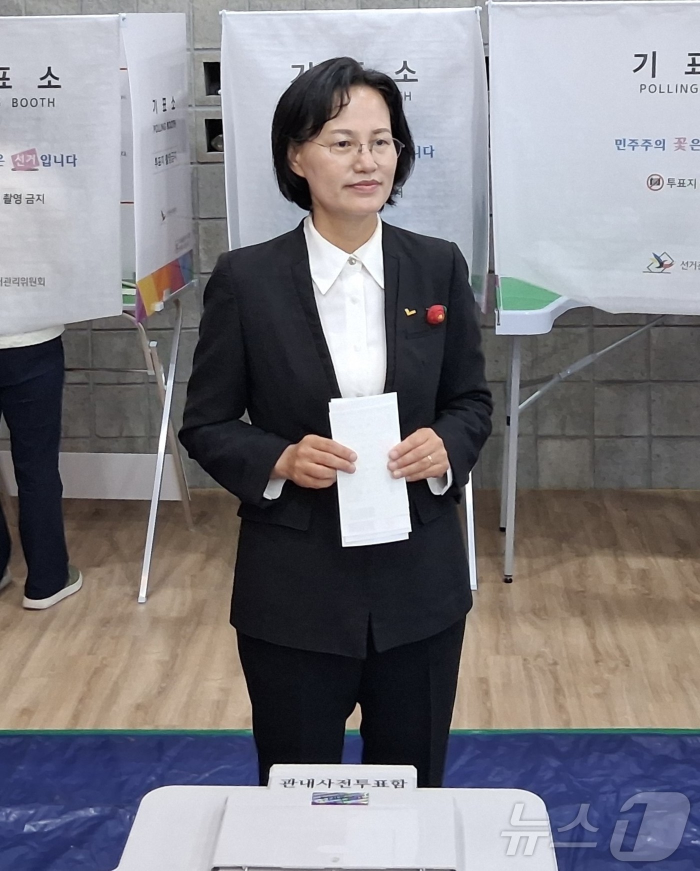 (목포=뉴스1) = 강은미 정의당 전남광주특별시장 후보가 29일 오전 광주 서구 금호2동 사전투표소에서 투표를 하고 있다.(정의당 제공. 재배포 및 DB 금지) 2026.5.29/ …