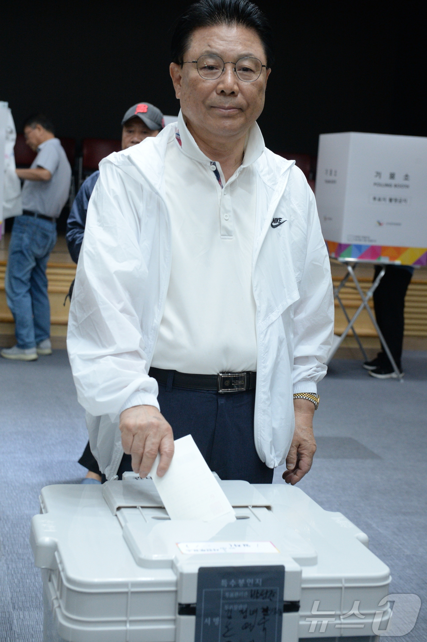 (울산=뉴스1) 김세은 기자 = 박맹우 무소속 울산시장 후보가 29일 울산 남구청에 마련된 사전투표소를 찾아 투표함에 투표용지를 넣고 있다. 2026.5.29/뉴스1