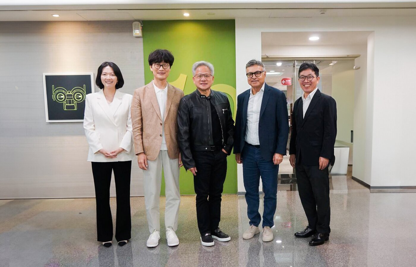 본문 이미지 - 왼쪽부터 최수연 네이버 대표, 이해진 네이버 이사회 의장, 젠슨 황 엔비디아 최고경영자(CEO), 제이 퓨리 엔비디아 총괄 부사장, 김유원 네이버클라우드 대표(사진=네이버 제공)