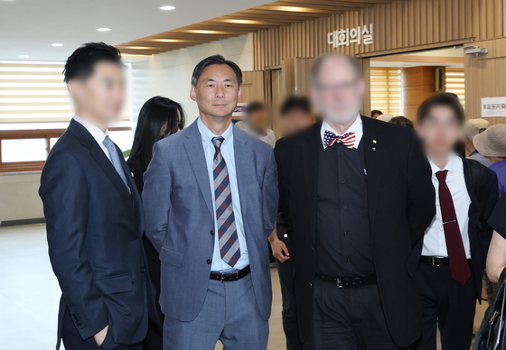 사전투표소 방문한 '부정선거론' 모스 탄