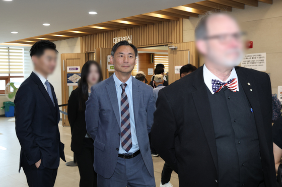 사전투표소 방문한 '부정선거론' 모스 탄