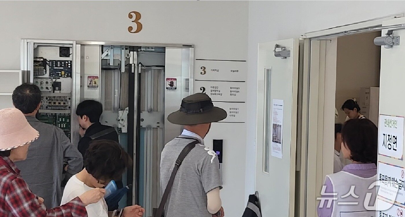 본문 이미지 - 제9회 전국동시지방선거의 사전투표가 시작된 29일 오전 강원 원주시 지정면 원주기업도시의 서부권 생활문화센터 내 사전투표소에서 유권자들이 소중한 한 표를 행사한 가운데, 이날 투표소 내 승강기가 한때 고장이 나 유권자들이 불편을 겪었다. 2026.5.29 ⓒ 뉴스1 신관호 기자