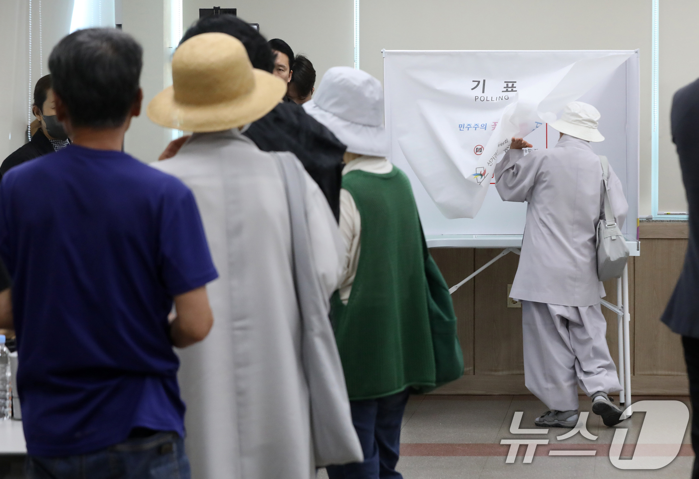 (양산=뉴스1) 윤일지 기자 = 6·3 지방선거 및 국회의원 재보궐선거 사전투표 첫날인 29일 오전 경남 양산 하북면주민자치센터에 마련된 사전투표소에서 통도사 스님들이 투표를 하고 …