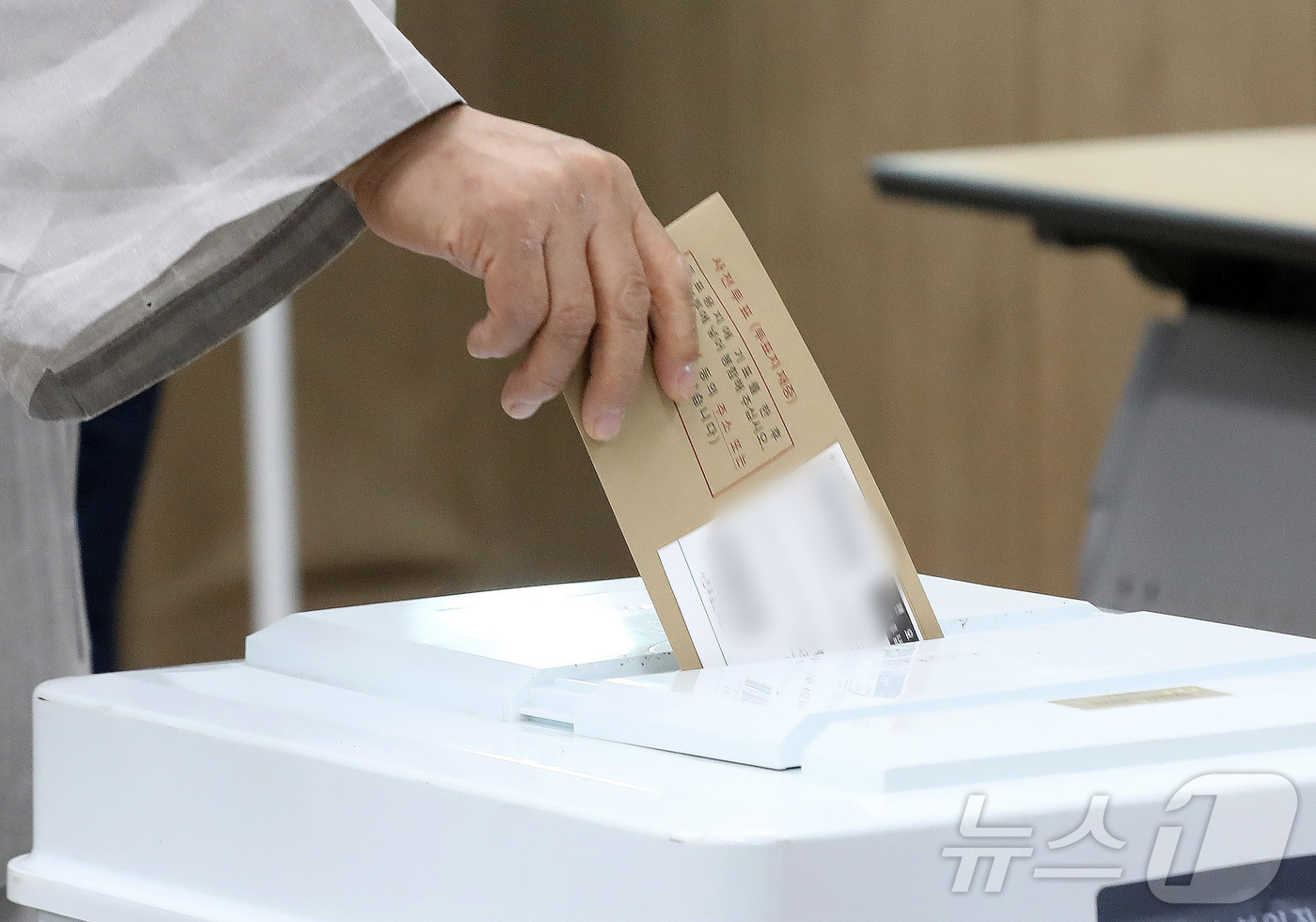 (양산=뉴스1) 윤일지 기자 = 6·3 지방선거 및 국회의원 재보궐선거 사전투표 첫날인 29일 오전 경남 양산 하북면주민자치센터에 마련된 사전투표소에서 통도사 스님이 소중한 한 표 …