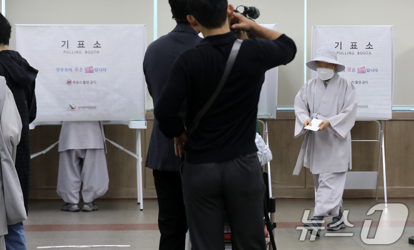 (양산=뉴스1) 윤일지 기자 = 6·3 지방선거 및 국회의원 재보궐선거 사전투표 첫날인 29일 오전 경남 양산 하북면주민자치센터에 마련된 사전투표소에서 통도사 스님들이 투표를 하고 …