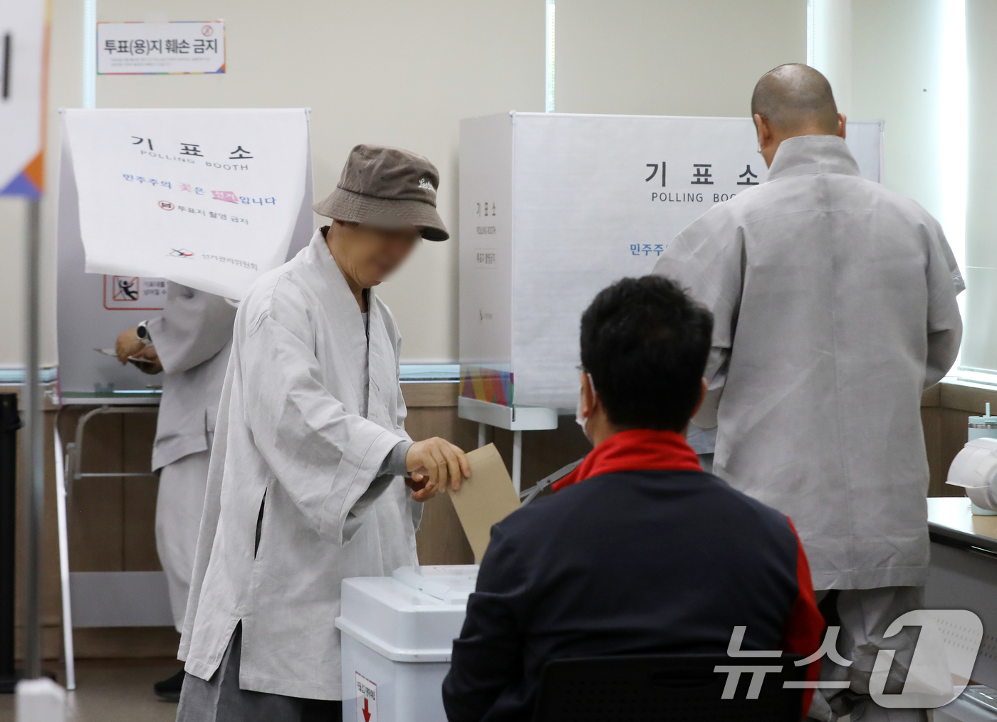 (양산=뉴스1) 윤일지 기자 = 6·3 지방선거 및 국회의원 재보궐선거 사전투표 첫날인 29일 오전 경남 양산 하북면주민자치센터에 마련된 사전투표소에서 통도사 스님들이 투표를 하고 …