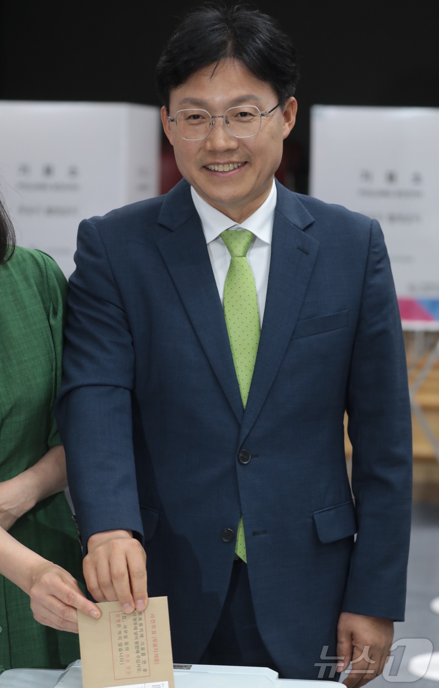 (울산=뉴스1) 김세은 기자 = 조용식 울산시교육감 후보가 29일 울산 남구청에 마련된 사전투표소를 찾아 투표함에 투표용지를 넣고 있다. 2026.5.29/뉴스1