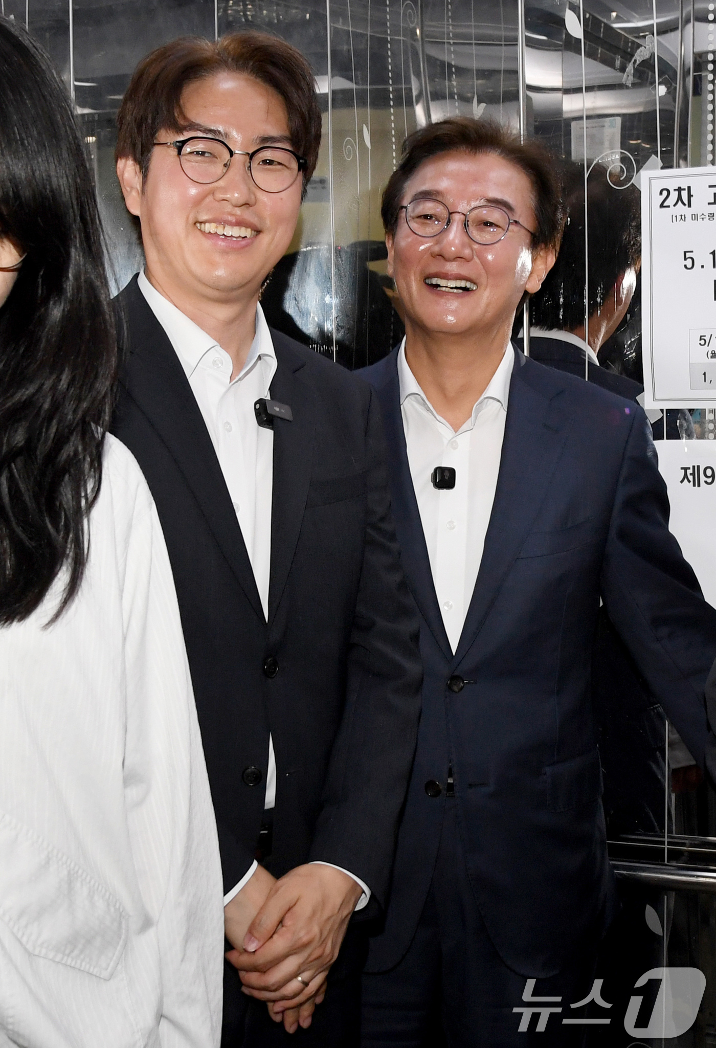 (부산=뉴스1) 윤일지 기자 = 전재수 더불어민주당 부산시장 후보(왼쪽)와 하정우 더불어민주당 부산 북구갑 국회의원 후보가 6·3 지방선거 및 국회의원 재보궐선거 사전투표 첫날인 …