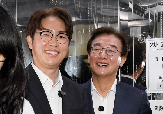 사전투표소 들어서는 전재수 부산시장 후보와 하정우 북갑 국회의원 후보