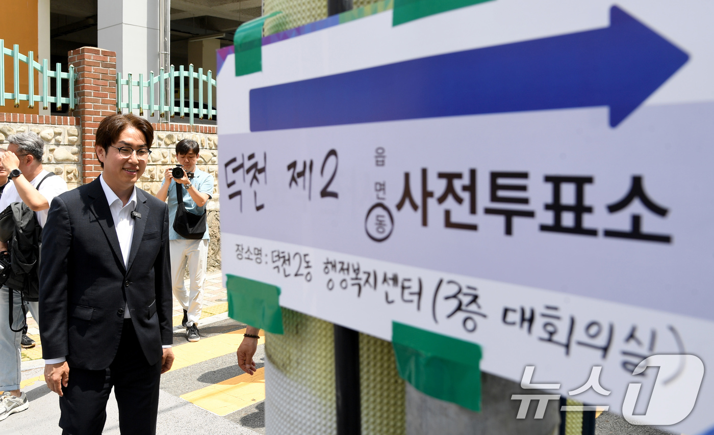 (부산=뉴스1) 윤일지 기자 = 하정우 더불어민주당 부산 북구갑 국회의원 후보가 6·3 지방선거 및 국회의원 재보궐선거 사전투표 첫날인 29일 부산 북구 덕천2동행정복지센터에 마련 …