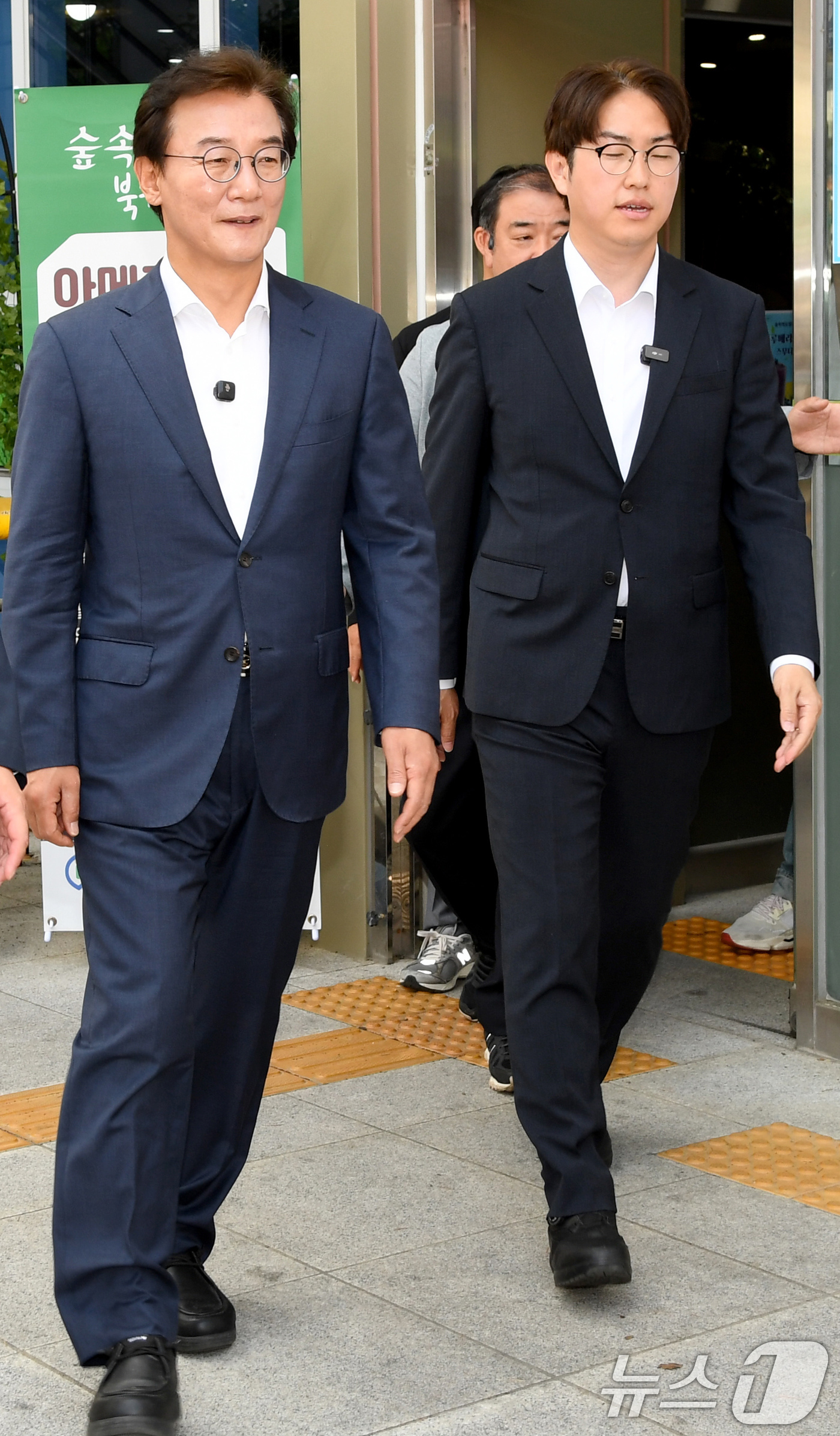 (부산=뉴스1) 윤일지 기자 = 전재수 더불어민주당 부산시장 후보와 하정우 더불어민주당 부산 북구갑 국회의원 후보가 6·3 지방선거 및 국회의원 재보궐선거 사전투표 첫날인 29일 …