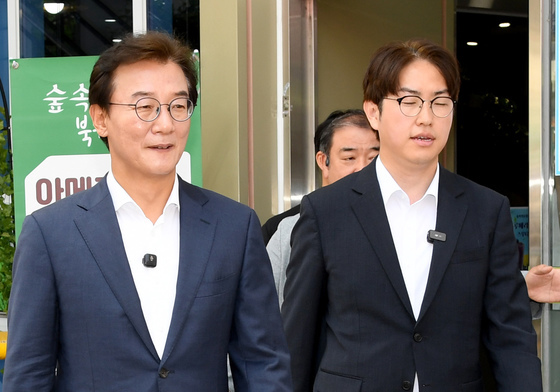 사전투표 마친 전재수 후보와 하정우 후보