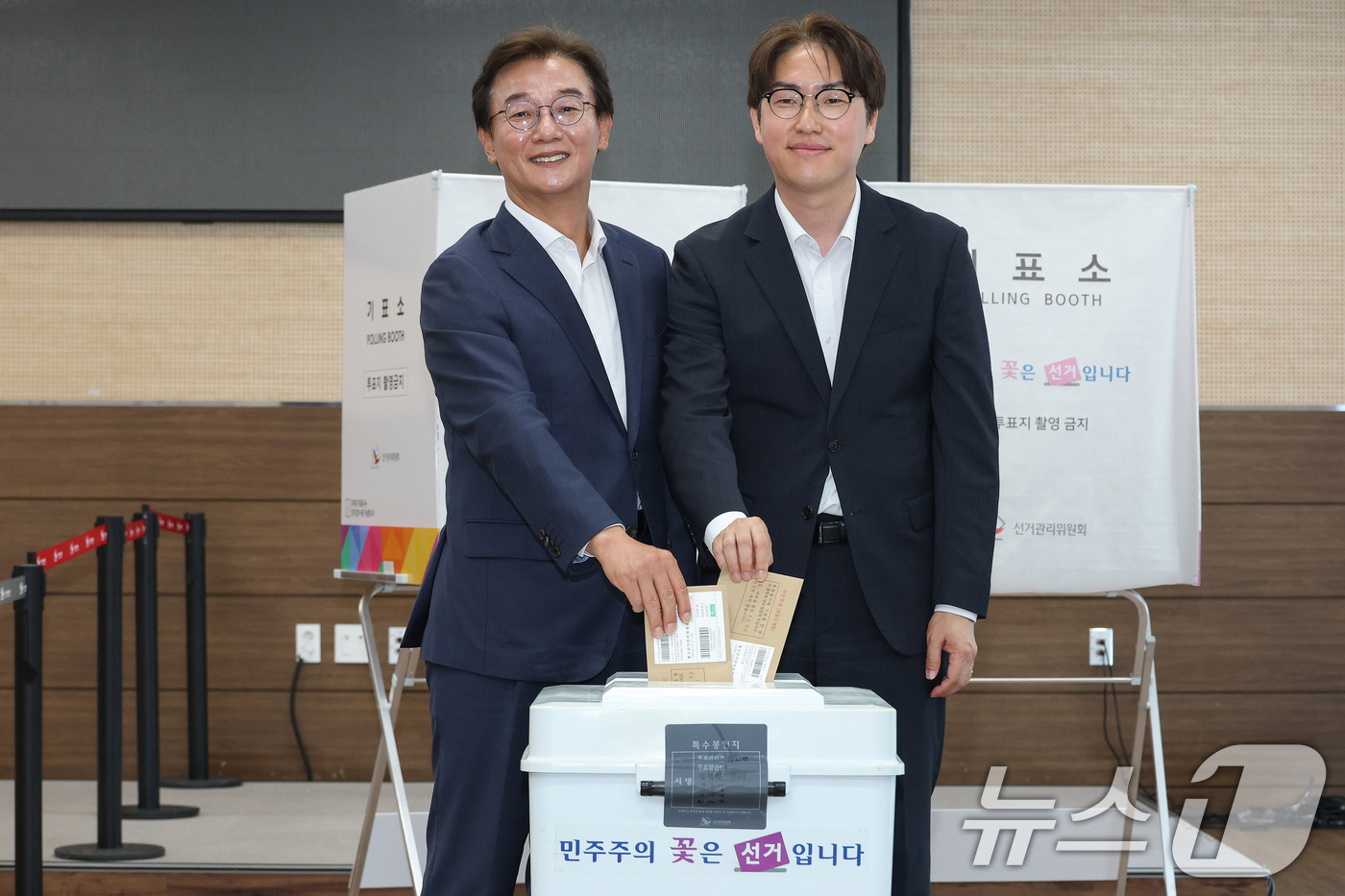 (부산=뉴스1) 윤일지 기자 = 전재수 더불어민주당 부산시장 후보(왼쪽)와 하정우 더불어민주당 부산 북구갑 국회의원 후보가 6·3 지방선거 및 국회의원 재보궐선거 사전투표 첫날인 …