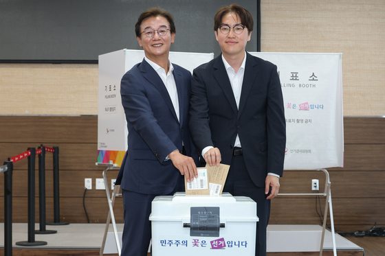 함께 사전투표하는 전재수·하정우 후보