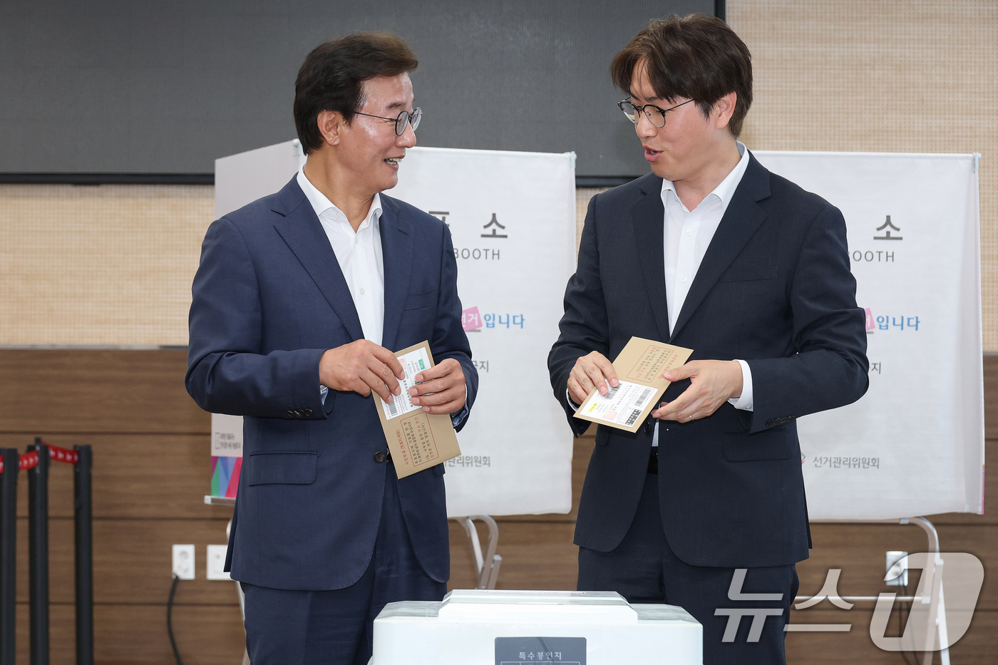 (부산=뉴스1) 윤일지 기자 = 전재수 더불어민주당 부산시장 후보(왼쪽)와 하정우 더불어민주당 부산 북구갑 국회의원 후보가 6·3 지방선거 및 국회의원 재보궐선거 사전투표 첫날인 …